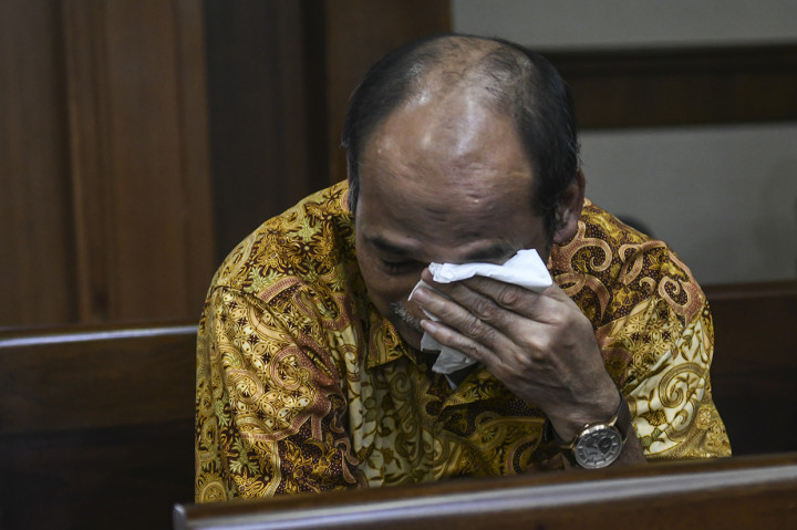 Mantan Deputi IV Bidang Peningkatan Prestasi Olahraga Kementerian Pemuda dan Olahraga Mulyana (tengah) menangis saat menjalani sidang dengan agenda mendengarkan vonis majelis hakim di Pengadilan Tipikor, Jakarta.