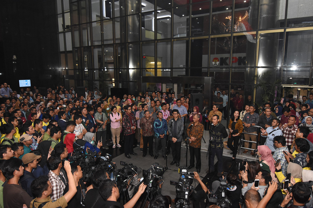 Menanggapi pernyataan Alexander Marwata, Ketua KPK Agus Rahardjo (tengah) bersama Wakil Ketua KPK Laode M. Syarif (kiri) dan Saut Situmorang (kanan) memberi keterangan pers di Gedung Merah Putih KPK, Jakarta.