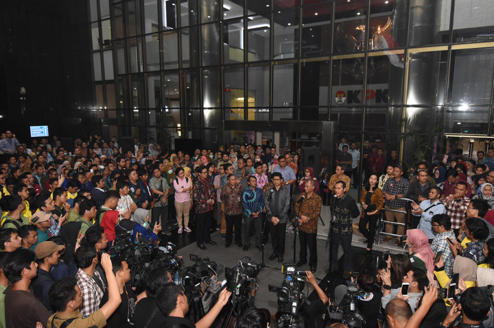 Menanggapi pernyataan Alexander Marwata, Ketua KPK Agus Rahardjo (tengah) bersama Wakil Ketua KPK Laode M. Syarif (kiri) dan Saut Situmorang (kanan) memberi keterangan pers di Gedung Merah Putih KPK, Jakarta.