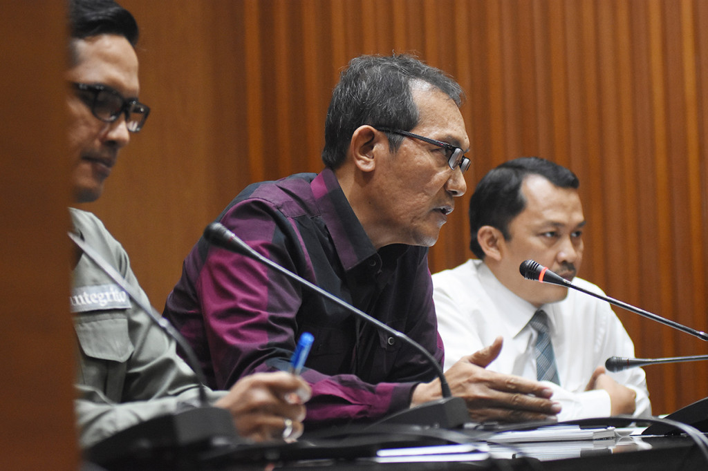 Dalam konferensi pers itu, Wakil Ketua KPK Saut Situmorang menyatakan Firli diberhentikan dengan hormat dan dikembalikan ke institusi asalnya Polri. Antara Foto/Indrianto Eko Suwarso