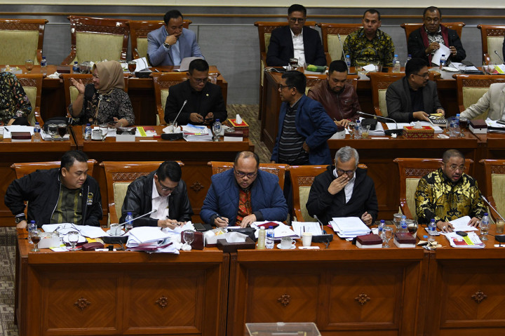 Komisi III DPR menyepakati Irjen Firli Bahuri menjadi Ketua Komisi Pemberantasan Korupsi (KPK) periode 2019-2023, pada Jumat, 13 September 2019 dini hari. Firli terpilih sebagai ketua secara aklamasi tanpa melalui mekanisme voting.