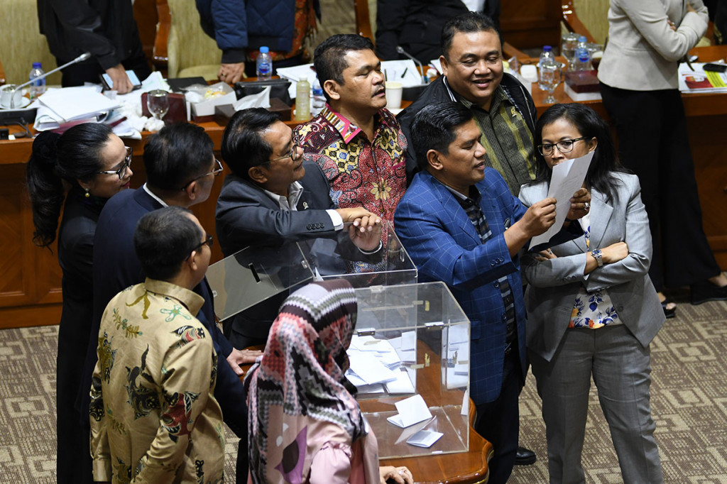 Sebelumnya, Komisi III DPR RI memilih lima orang menjadi calon pimpinan Komisi Pemberantasan Korupsi (KPK) periode 2019-2023, setelah melakukan pemungutan suara atau voting yang berlangsung pada Jumat, 13 September 2019 dini hari.   