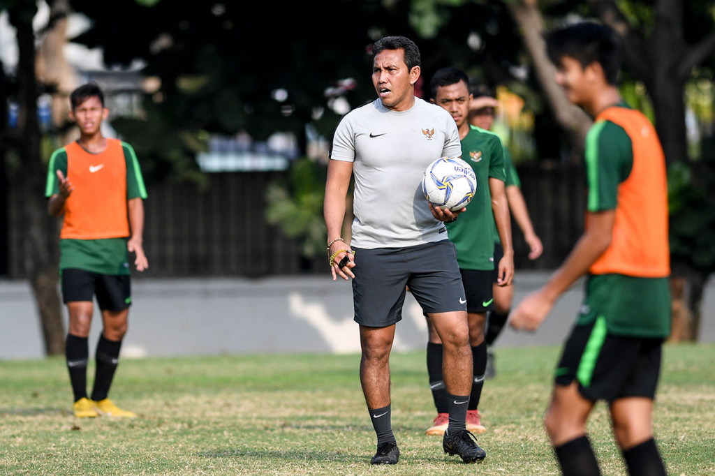 Pelatih Timnas U-16 Bima Sakti (tengah) memberikan instruksi kepada pemain saat latihan di Lapangan ABC Gelora Bung Karno, Senayan, Jakarta, Jumat, 13 September 2019. 