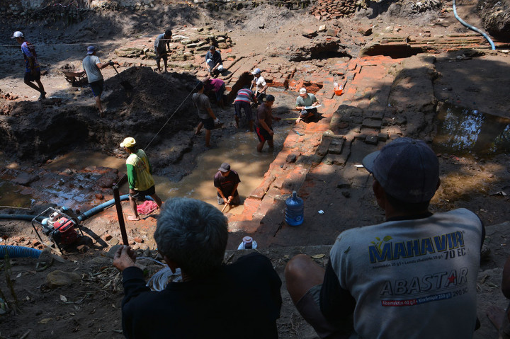 Tim Balai Pelestarian Cagar Budaya (BPCB) Jawa Timur di Trowulan, melakukan ekskavasi tahap satu di situs petirtaan Dusun Sumberbeji, Desa Kesamben, Kecamatan Ngoro, Jombang, Jawa Timur, Jumat, 13 September 2019.