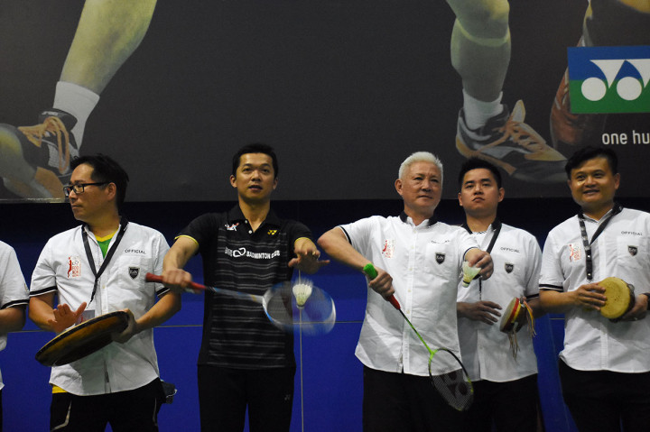 Mantan pebulu tangkis Malaysia Foo Kok Keong (tengah) bersama mantan pebulu tangkis Indonesia Taufik Hidayat (kedua kiri) secara simbolik melakukan servis pada pembukaan '8th Foo Kok Keong International Cup 2019' di Taufik Hidayat Arena, Jakarta, Jumat, 13 September 2019. 