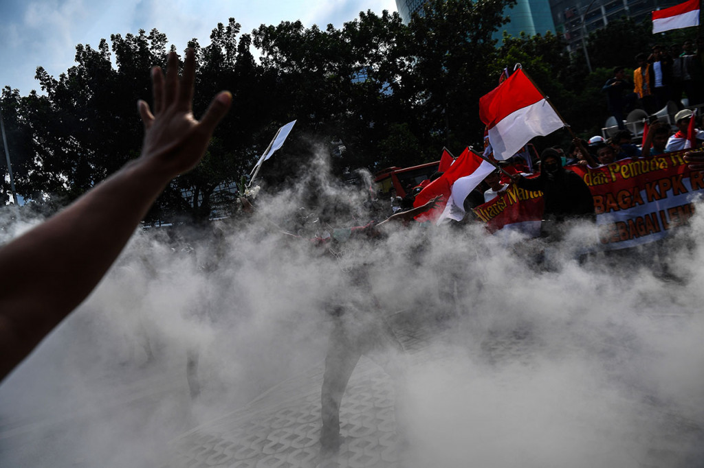 Awalnya aksi berjalan damai, namun massa mulai membakar karangan bunga yang berada di luar gedung KPK. Karangan bunga tersebut sebagai bentuk dukungan terhadap KPK. Logo kain hitam sebagai aksi simbolik jika revisi Undang-Undang KPK disetujui dan pimpinan KPK ke depan diisi orang-orang bermasalah.