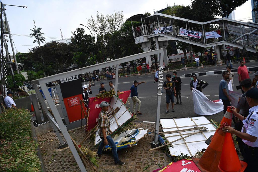Massa dari Aliansi Mahasiswa dan Pemuda Relawan Cinta NKRI merusak karangan bunga di depan KPK. Massa yang datang tersebut merupakan pendukung dari revisi UU KPK. Mereka berusaha mencopot logo kain hitam yang menyelubungi logo KPK.