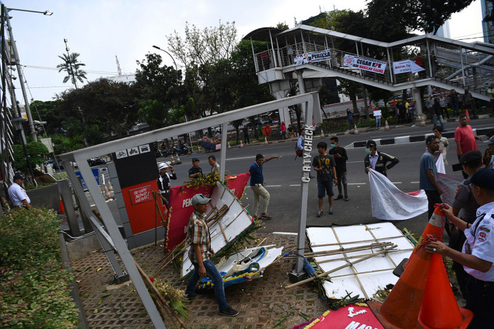 Massa dari Aliansi Mahasiswa dan Pemuda Relawan Cinta NKRI merusak karangan bunga di depan KPK. Massa yang datang tersebut merupakan pendukung dari revisi UU KPK. Mereka berusaha mencopot logo kain hitam yang menyelubungi logo KPK.