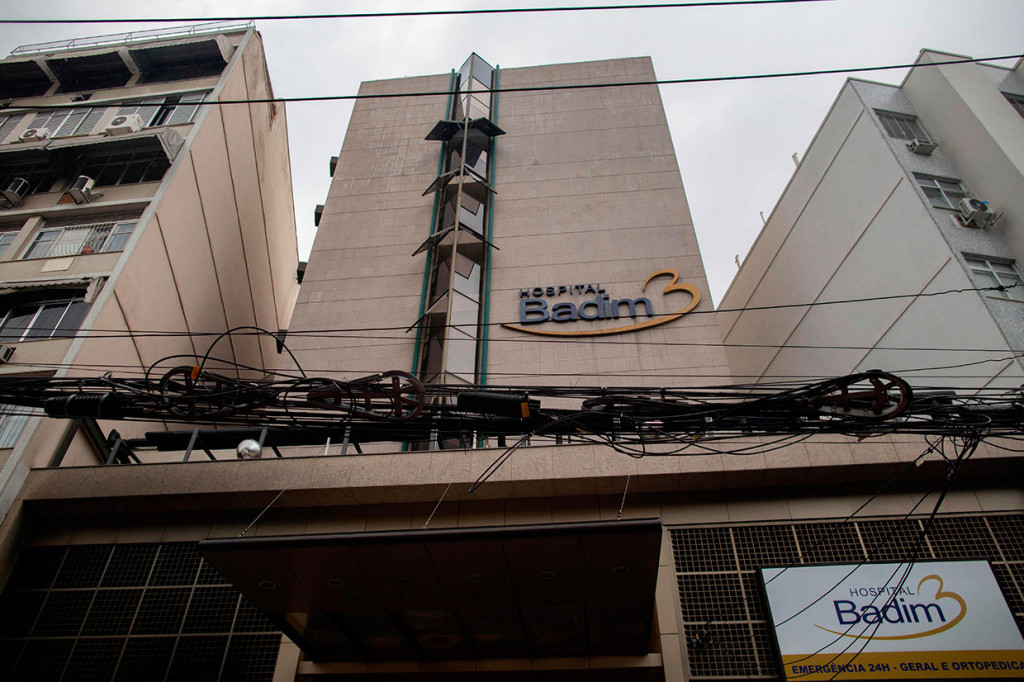Kebakaran meletus di RS Badim di wilayah Tijuca, Kota Rio de Janeiro, Brasil, Kamis, 12 September 2019 malam waktu setempat, menewaskan sedikitnya 11 orang dan memaksa staf medis serta keluarga untuk menyelamatkan pasien dari bangsal yang dipenuhi asap.
