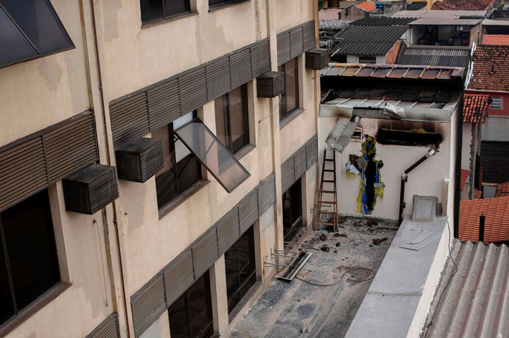 Pihak berwenang rumah sakit mengatakan kobaran api yang terjadi pada Kamis malam diduga disebabkan oleh korsleting generator, meskipun walikota kota itu mengatakan sabotase tidak dapat dikesampingkan.