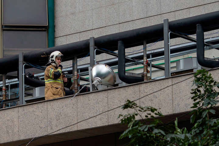 Petugas pemadam kebakaran harus berjuang selama beberapa jam untuk memadamkan api di rumah sakit swasta Badim yang lokasinya dekat dengan stadion sepak bola Maracana yang ikonik. Sementara personil darurat menyisir di semua sudut gedung yang terbakar hingga jam Jumat dini hari untuk mencari korban yang belum ditemukan.