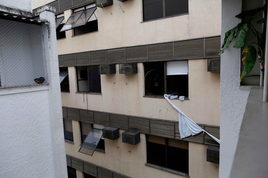 Terlihat sebuah kain yang disambung dan dililitkan di sebuah jendela yang digunakan para pasien dan keluarga untuk menyelamatkan diri.