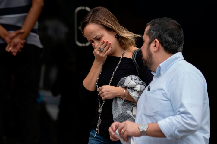 Kerabat korban kebakaran di RS Badim tidak bisa menyembunyikan kesedihannya.