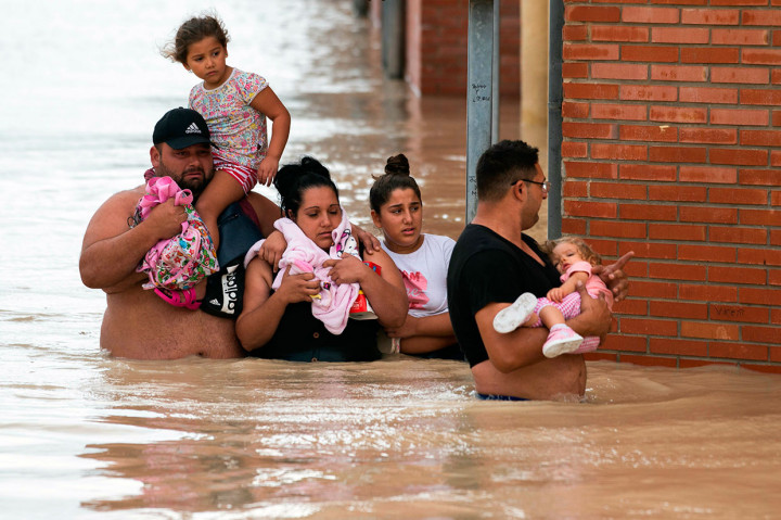 Warga korban banjir mengungsi dari rumah mereka di daerah Almoradi, wilayah tenggara Spanyol, Jumat, 13 September 2019 waktu setempat.
