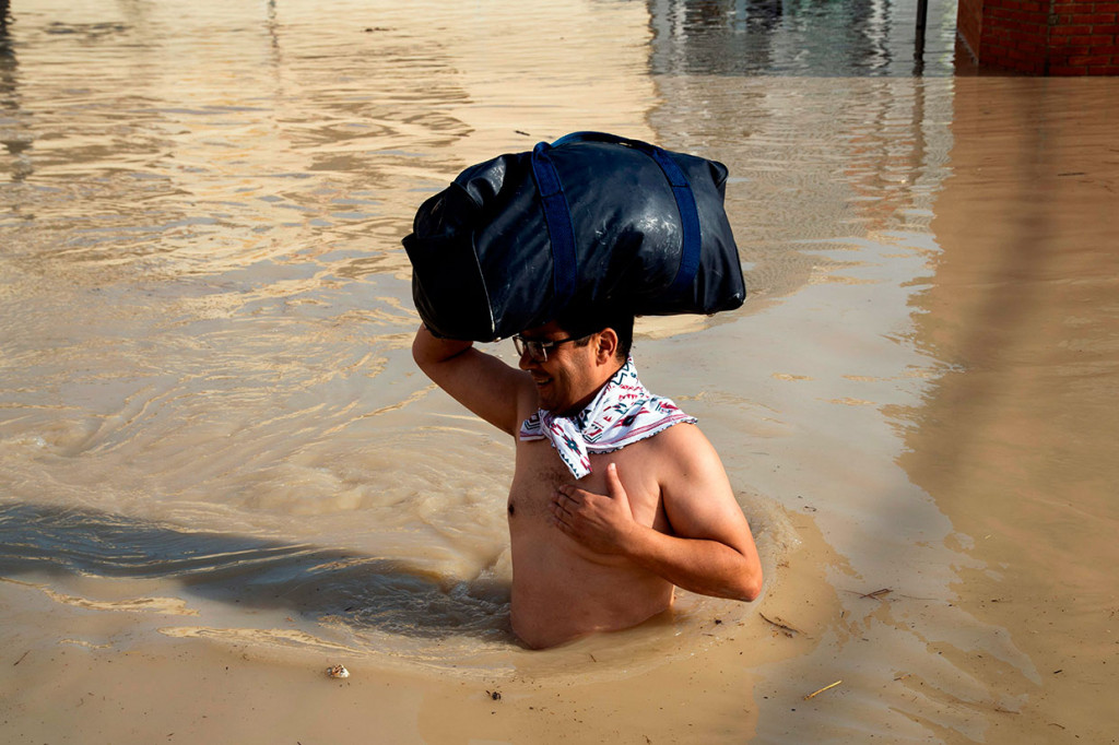 Sedikitnya lima orang tewas ketika hujan lebat dan banjir bandang menghantam wilayah Spanyol tenggara, sementara meningkatnya ketinggian air menyebabkan kekacauan bagi para pelancong dan memaksa 3.500 orang mengungsi.