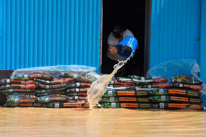 Di Redovan, air banjir mencapai setinggi lutut, sementara penduduk bekerja tanpa lelah untuk mengeluarkan air dari rumah mereka dengan ember. 