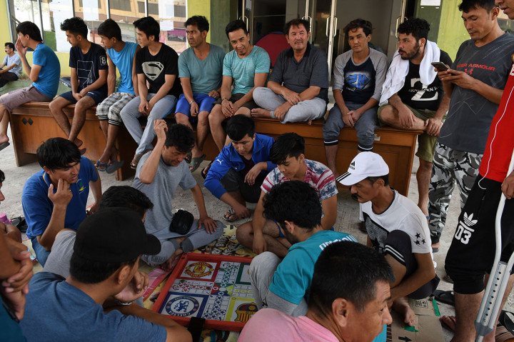 Sejumlah pencari suaka bermain ludo dan berkumpul di tempat penampungan sementara di eks lahan Kodim, Kalideres, Jakarta Barat, Jumat, 13 September 2019.