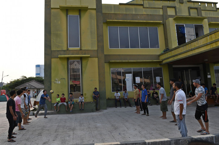 Ratusan pencari suaka yang sebelumnya sempat pergi setelah menerima uang untuk mengontrak dari United Nations High Commissioner for Refugees (UNHCR) kembali lagi ke lokasi penampungan sementara di eks lahan Kodim, Kalideres, Jakarta Barat. 