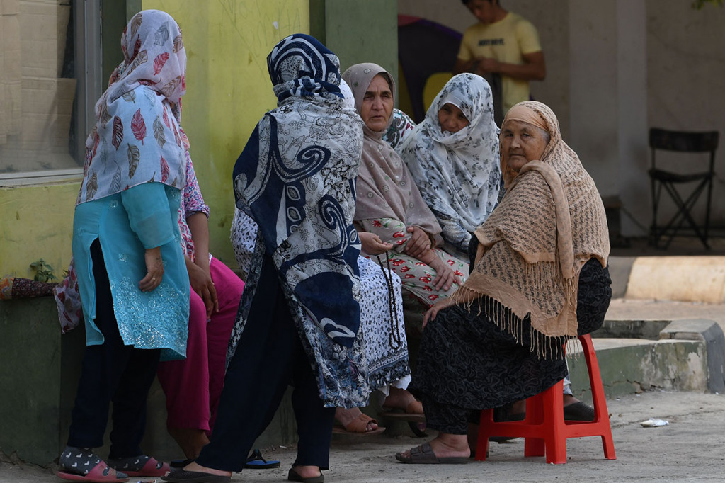 Jumlah pengungsi di penampungan sementara di Kalideres, Jakbar yang semula tinggal sekitar 200 orang kini bertambah menjadi sekitar 500 orang. Selain pengungsi lama, ada juga pencari suaka yang baru yang datang ke eks gedung Kodim tersebut.