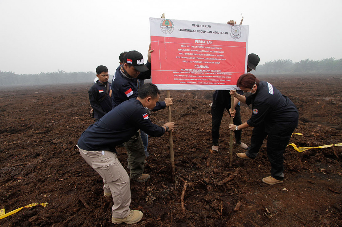Petugas Ditjen Penegakan Hukum Kementerian Lingkungan Hidup dan Kehutanan (KLHK) menyegel lahan perusahaan asal Malaysia PT Adei Plantation and Industry di Kabupaten Pelalawan, Riau, Jumat, 13 September 2019.