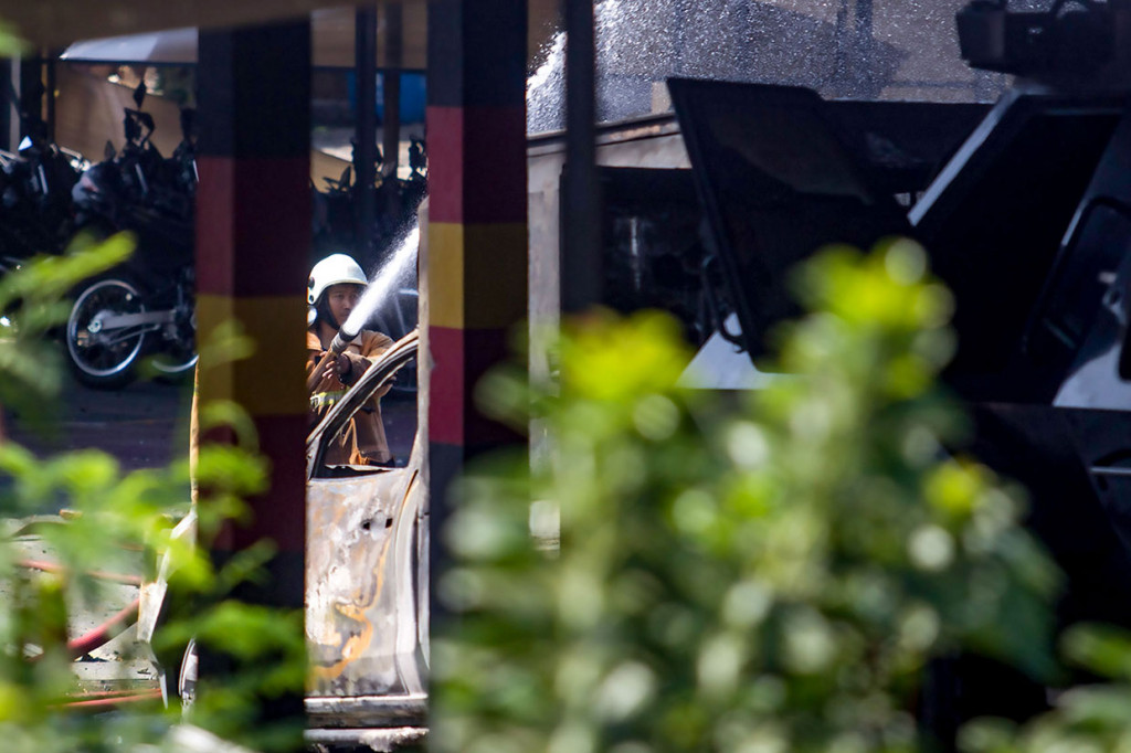 Beberapa mobil pemadam kebakaran dikerahkan untuk memadamkan api di lokasi. AFP