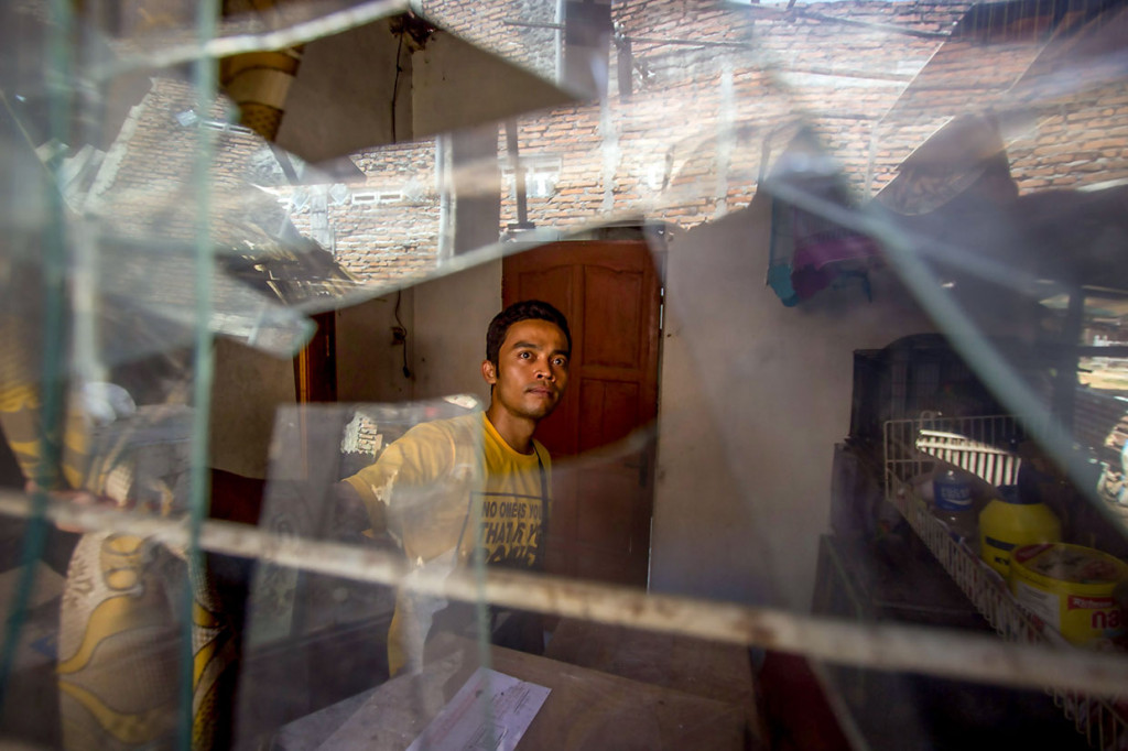 Ledakan gudang penyimpan bahan peledak dan bom hasil temuan masyarakat di kompleks Brimob Polda Jawa Tengah mengakibatkan beberapa rumah warga yang berada di dekatnya rusak. AFP