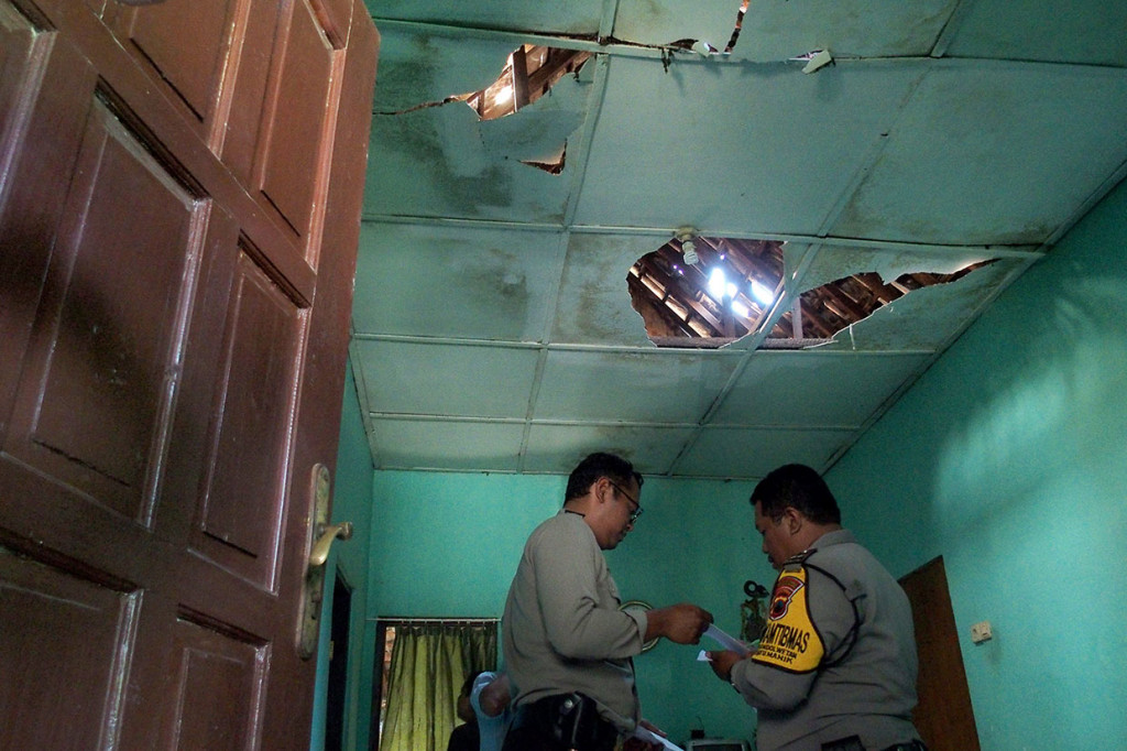 Sejumlah personel polisi mendatangi rumah warga yang terdampak ledakan tersebut. Petugas mendata warga yang rumahnya rusak akibat ledakan. Antara Foto/R Rekotomo