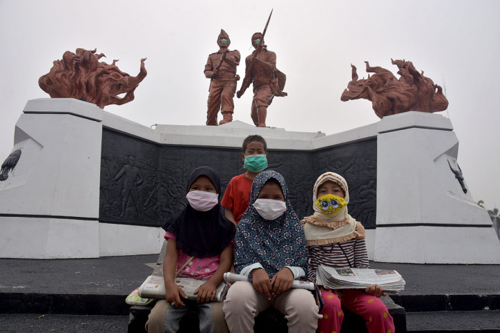 Belum diketahui siapa orang yang memasang masker di patung tersebut, namun diduga sebagai bentuk protes terhadap penanganan karhutla dan kabut asap yang membuat kualitas udara di Riau tercemar hingga kategori berbahaya.