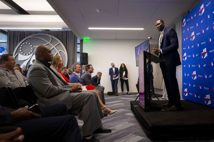 General Manager Philadelphia 76ers Elton Brand memberi sambutan peresmian patung untuk menghormati Charles Barkley di fasilitas latihan mereka di Camden, New Jersey.