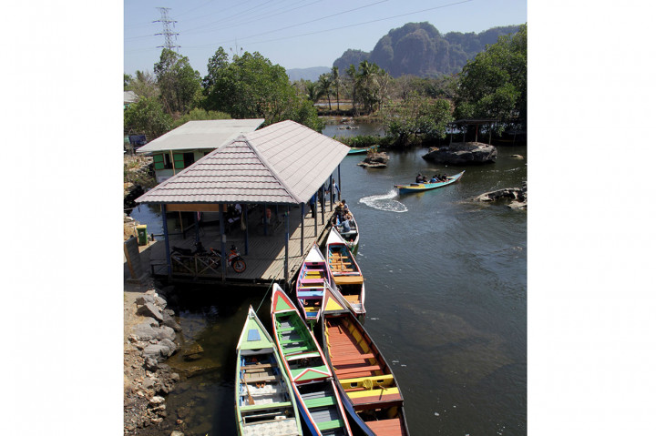 Kawasan Pegunungan Karst Rammang-Rammang dengan keindahan pegunungan batu kapur menjadi salah satu objek wisata di Sulawesi Selatan yang banyak dikunjungi wisatawan baik domestik maupun asing.