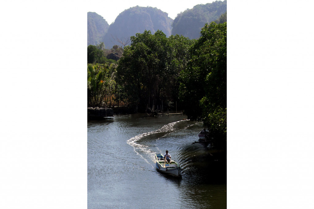 Kawasan Karts Rammang-Rammang yang membentang dari Kabupaten Maros hingga Pangkep ini memiliki spot-spot yang menarik, seperti taman hutan batu kapur, Telaga Bidadari, Gua Bulu Barakka, Gua Telapak Tangan, Gua Pasaung, Sungai Pute, dan Kampung Berua.