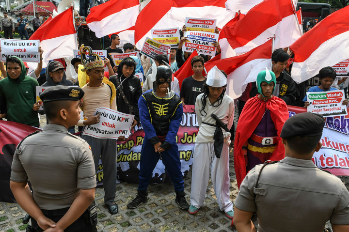 Massa yang tergabung dalam Aliansi Rakyat Lawan Korupsi menggunakan kostum pahlawan super saat berunjuk rasa di halaman gedung KPK Merah Putih, Jakarta, Sabtu, 14 September 2019.