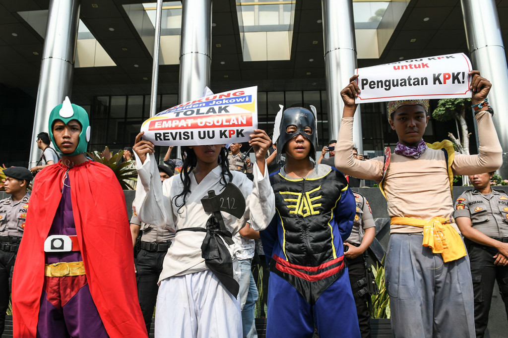 Dalam aksinya mereka menuntut DPR agar segera melakukan revisi terhadap Undang-undang KPK.