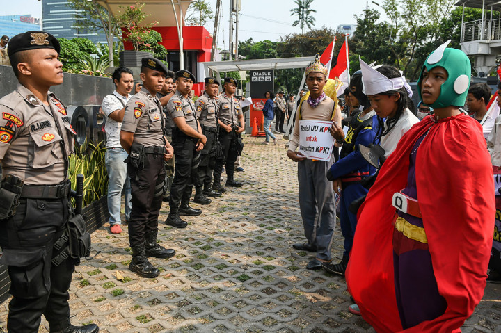 Mereka juga mendesak pembubaran wadah pegawai KPK yang diduga dipakai untuk kepentingan politik dan dugaan melakukan calo kasus. 