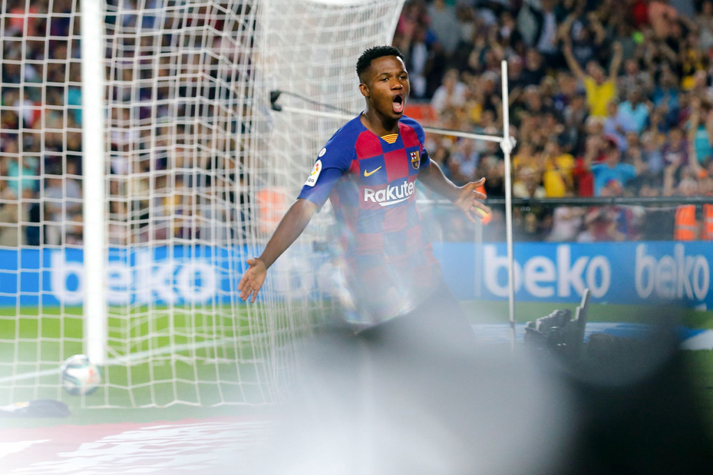 Barcelona unggul cepat lewat gol Ansu Fati di menit kedua. 
