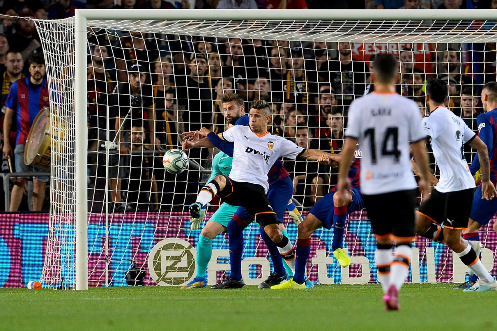 Valencia menipiskan skor di menit ke-27 lewat gol Kevin Gameiro. Skor 2-1 untuk keunggulan Barcelona bertahan hingga babak pertama berakhir.