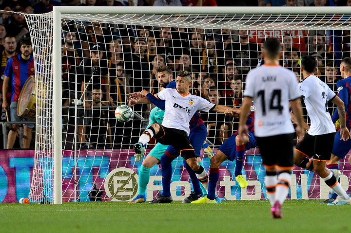 Valencia menipiskan skor di menit ke-27 lewat gol Kevin Gameiro. Skor 2-1 untuk keunggulan Barcelona bertahan hingga babak pertama berakhir.