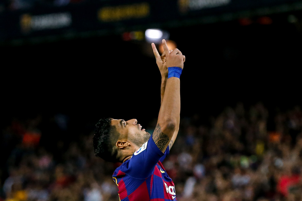 Luis Suarez melakukan selebrasi usai mencetak gol ke gawang Valencia lanjutan Liga Spanyol di Stadion Camp Nou.

