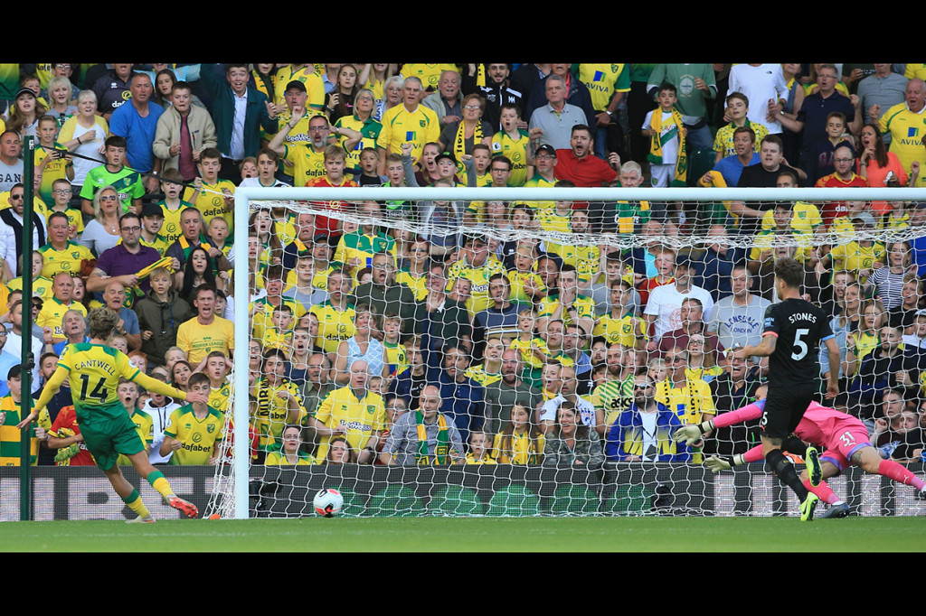 Norwich unggul dua gol lebih dulu lewat Kenny McLean dan Todd Cantwell. 
