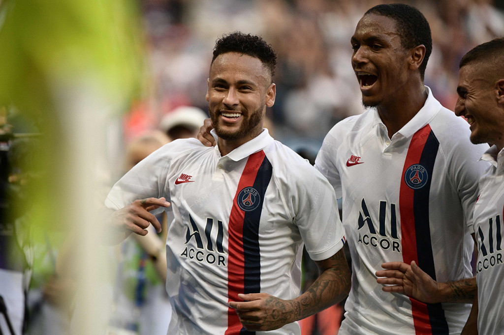 Bukan hanya membawa PSG menang, gol itu juga sukses membungkam para suporter tuan rumah yang selalu mencemoohnya tiap kali ia mengendalikan bola sepanjang laga.
