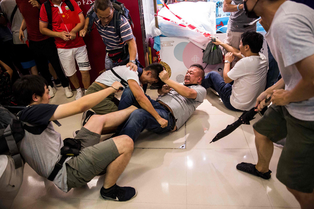 Bentrokan yang awalnya hanya adu mulut berubah menjadi saling baku pukul.

