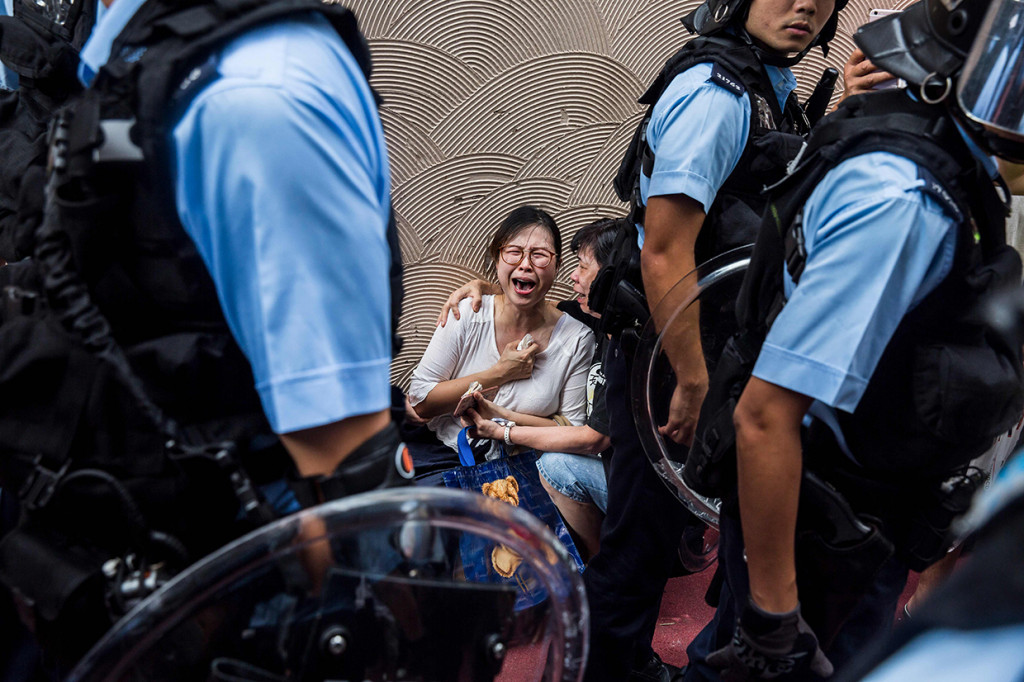 Kebuntuan itu menggarisbawahi meningkatnya polarisasi di kota ketika protes memasuki pekan ke-15.
