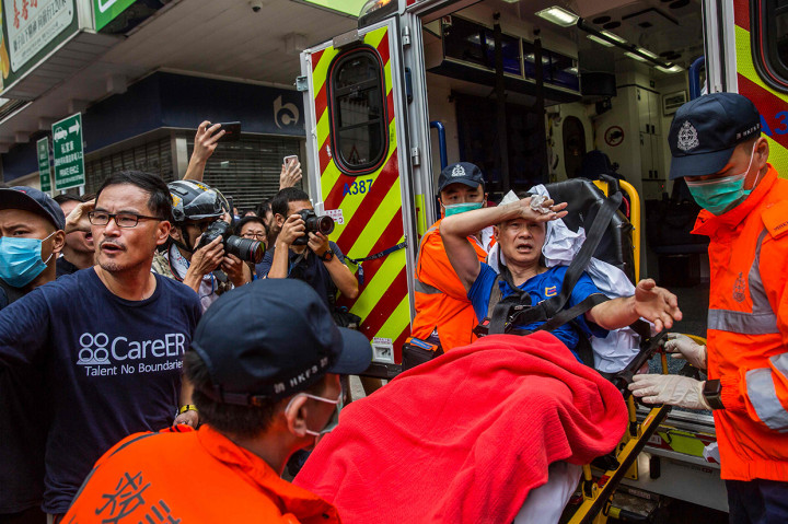 Pertengkaran itu membuat beberapa orang tampak berlumuran darah dan memar sebelum polisi terlibat untuk melerai perkelahian. 
