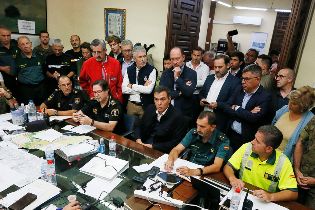 Perdana Menteri Pedro Sanchez mengunjungi pusat komando tanggap darurat  di Orihuela.
