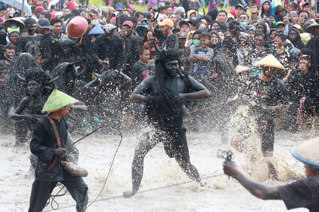 Ritual adat yang diadakan satu kali dalam setahun pada bulan Muharam tersebut, merupakan tradisi warisan leluhur yang sudah berlangsung sejak ratusan tahun sebagai ungkapan rasa syukur masyarakat Alasmalang atas hasil panen selama satu tahun. 
