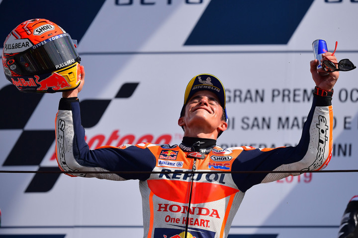 Marquez, yang terlibat insiden dengan Rossi pada kualifikasi, membukukan waktu 42 menit 25,163 detik untuk memenangkan MotoGP San Marino 2019.