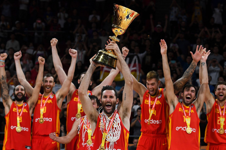 Spanyol untuk kedua kalinya berhasil merebut gelar juara Piala Dunia bola basket setelah  mengalahkan Argentina 95-75 dalam laga final. AFP Photo/Greg Baker
