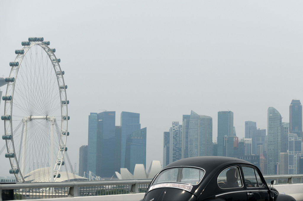 Kabut asap akibat kebakaran hutan dan lahan (karhutla) yang terjadi di Sumatra dan Kalimantan menyebar hingga Malaysia dan Singapura.
