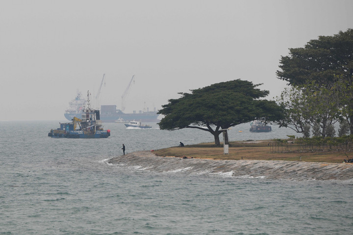 Pihak berwenang negara bagian Malaysia, Selangor berencana membuat hujan buatan untuk menanggulangi kabut asap. Penyemaian awan akan dilakukan di beberapa wilayah dengan tingkat pencemaran berdasarkan indeks polusi udara (API) telah melewati level 200 atau sudah mencapai kategori tidak sehat.
