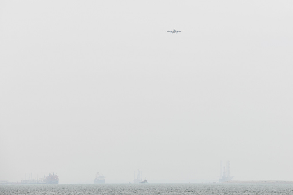 Kabut asap juga menyebabkan kegiatan penerbangan terganggu.
